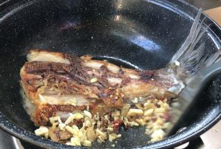 放入葱姜蒜爆香，拌匀