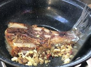 放入葱姜蒜爆香，拌匀