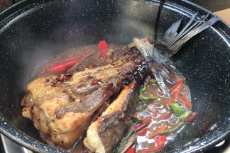 加入生抽和味精拌匀