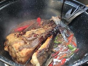 加入生抽和味精拌匀