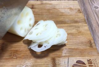 莲藕去皮洗净后切成薄片