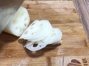 莲藕去皮洗净后切成薄片