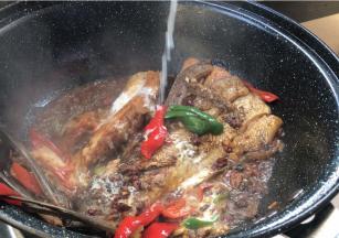 淋入淀粉水勾芡