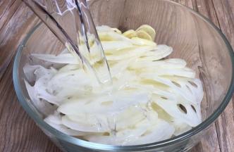 洗净表面淀粉，沥水备用