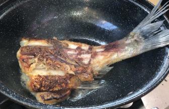 煎至焦香味，翻面继续煎至出焦香味