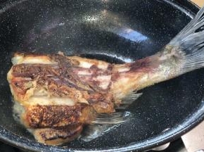 煎至焦香味，翻面继续煎至出焦香味