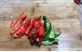 青红辣椒洗净，去蒂去籽后切成小条备用