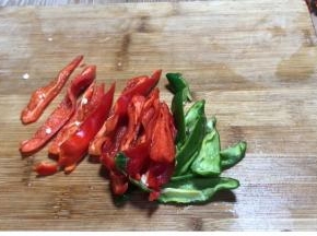 青红辣椒洗净，去蒂去籽后切成小条备用