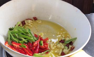 放入青红辣椒，炒匀