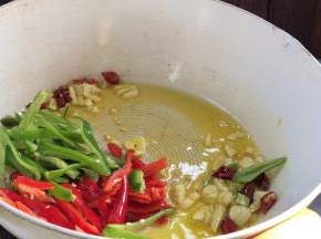 放入青红辣椒，炒匀