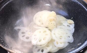 放入藕片，翻炒至变色
