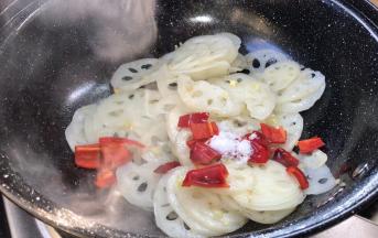 加入红椒和盐，翻炒均匀