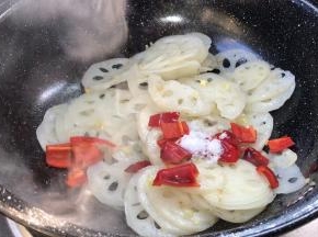 加入红椒和盐，翻炒均匀