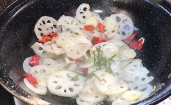 加入葱花，拌匀即可