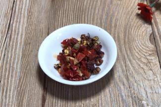 备好干辣椒和花椒粒