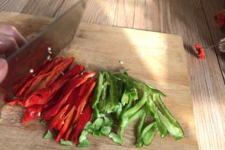 青红辣椒洗净，去蒂去籽后切成小条备用