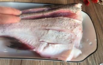 加入料酒和盐，里外抹匀腌制20分钟