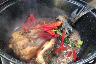 3分钟后加入，青红辣椒拌匀