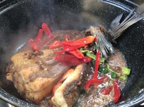 3分钟后加入，青红辣椒拌匀