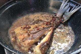 注入适量清水，煮沸后，盖上锅盖焖煮3分钟