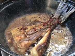 注入适量清水，煮沸后，盖上锅盖焖煮3分钟