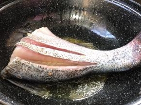 起锅热油，放入鱼划中火煎，先不要翻动