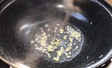起锅热油，放入姜末炒香