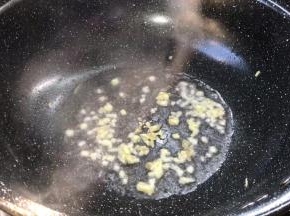 起锅热油，放入姜末炒香