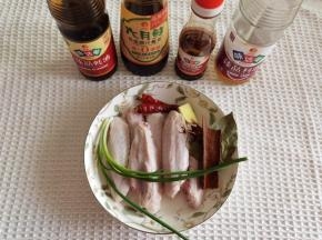 秋天滋补去燥，可以适当吃一些鸭肉啦。妈妈给我买了鸭翅，做一份红烧鸭翅吧，应应景。鸭翅清洗干净，其余配料清洗干净。