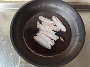 干净不粘锅中加水，没过鸭翅，放一片姜片，大火煮开焯水。