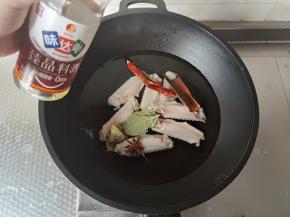 倒入2勺料酒去腥。