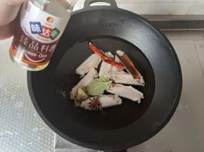 倒入2勺料酒去腥。