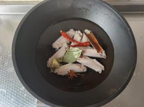 干净不粘锅中加水，没过鸭翅，放一片姜片，大火煮开焯水。