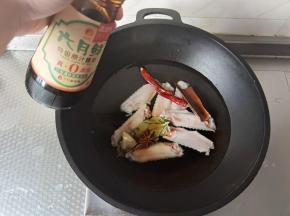 加2生抽酱油，上色。