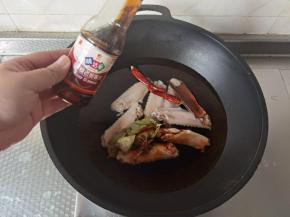 2勺冰糖老抽酱油。