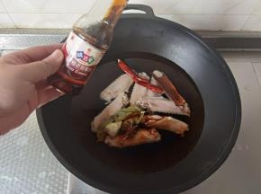 2勺冰糖老抽酱油。