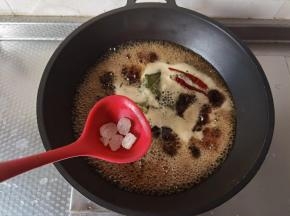 搅匀后大火煮开，转小火，加适量冰糖，调节咸味。小火炖煮20-30分钟。