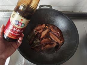 炖煮到基本软烂，加1勺蚝油提鲜，大火收汁。