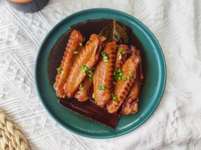 汤汁基本收干，关火装盘，撒葱花。