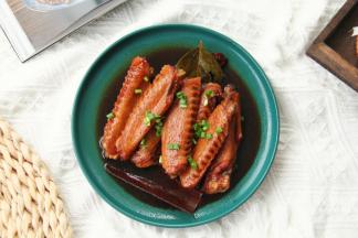 好吃入味的红烧鸭翅就搞定啦，趁热吃吧！