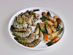 虾头尾分离，去掉虾线洗净。