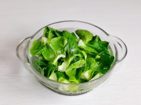 青菜洗净泡盐水，捞出切碎。
