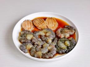 剥好的虾仁，切花刀的小鲍鱼放入盘中，加1勺生抽，1勺料酒腌制15分钟。