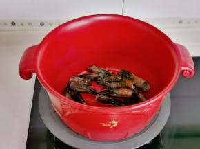 起油锅，加入虾头炒出虾油。