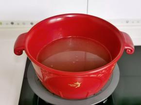 加入水烧开煮3分钟，把虾头捞出。