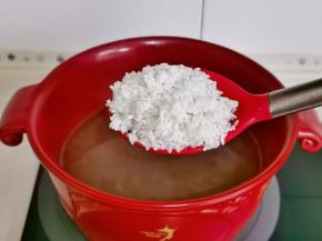 加入泡好的大米烧开。