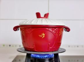 盖上盖子烧开转小火煮30分钟。