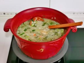 最后加入切碎的菜心，盐。