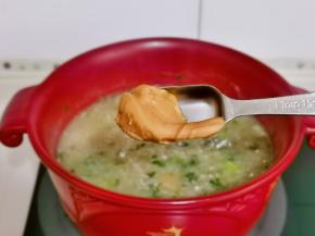 加入花生酱，再次烧开即可关火。