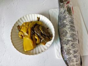 准备酸菜与黑鱼，黑鱼表面的粘液记得用菜刀反方向多刮几次，利于切鱼片。